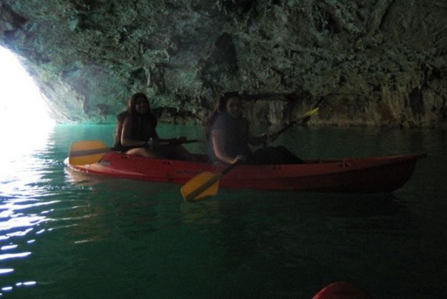  Dans la grotte avec le canoë 